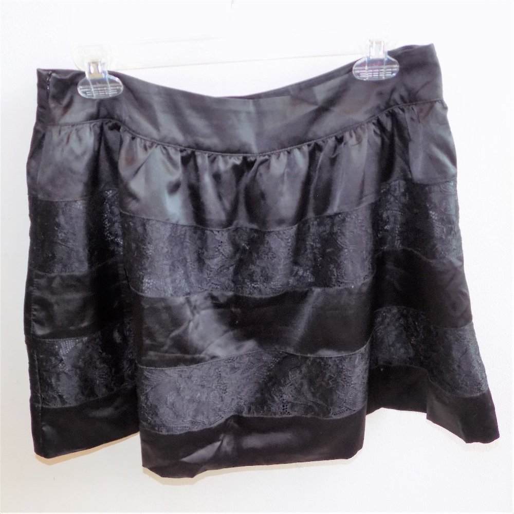 Forever 21 Black Lace & Satin Finish Skirt Size Large